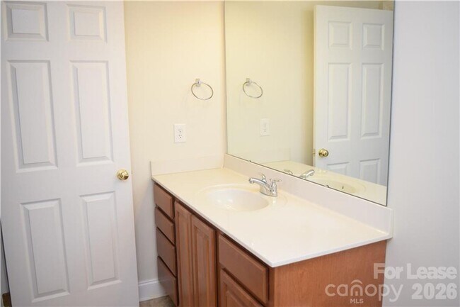 Building Photo - Stylish Braxton Gate Townhome with Garage & Main-Level Primary Suite