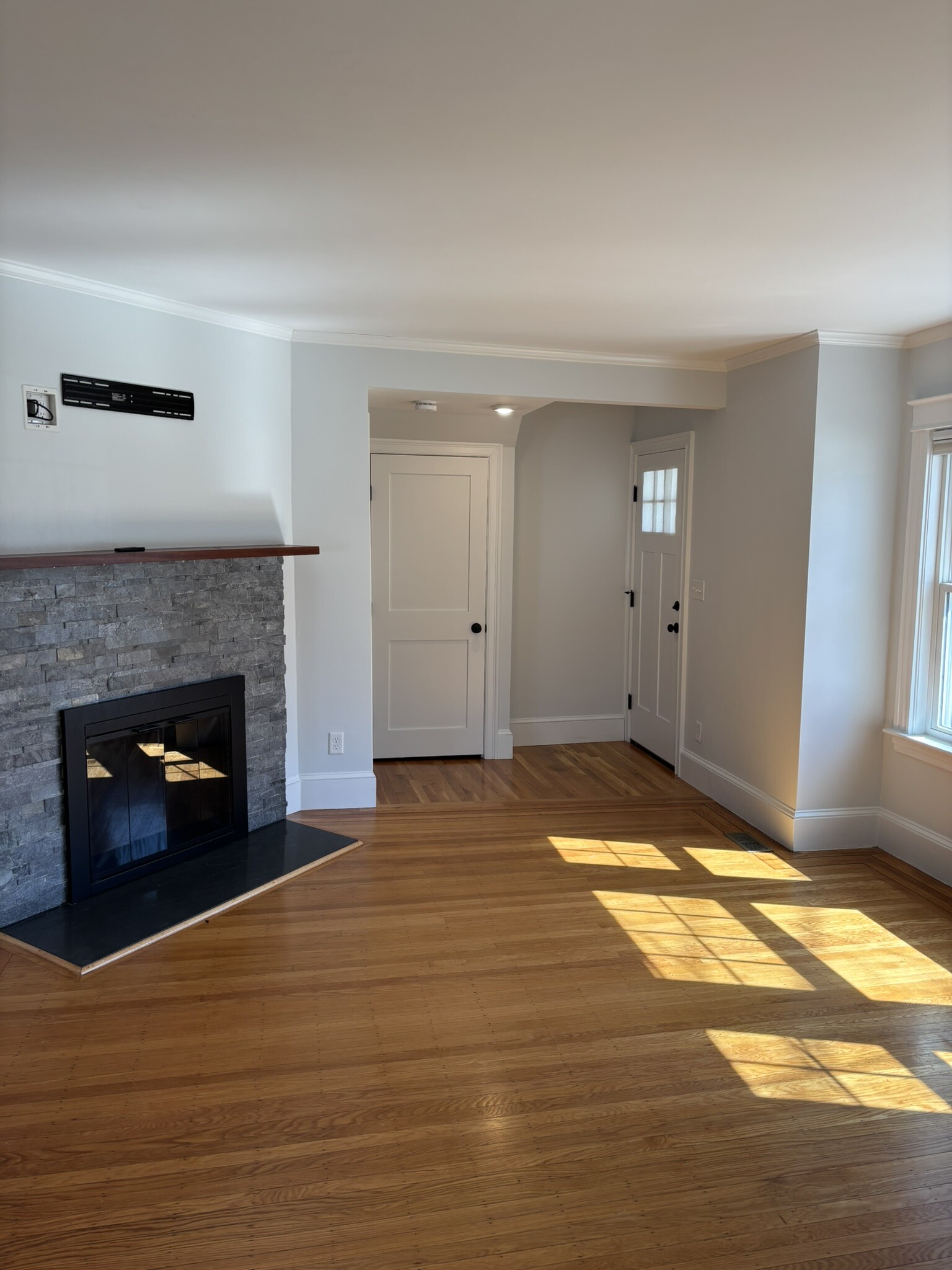 Building Photo - 168 Forest St