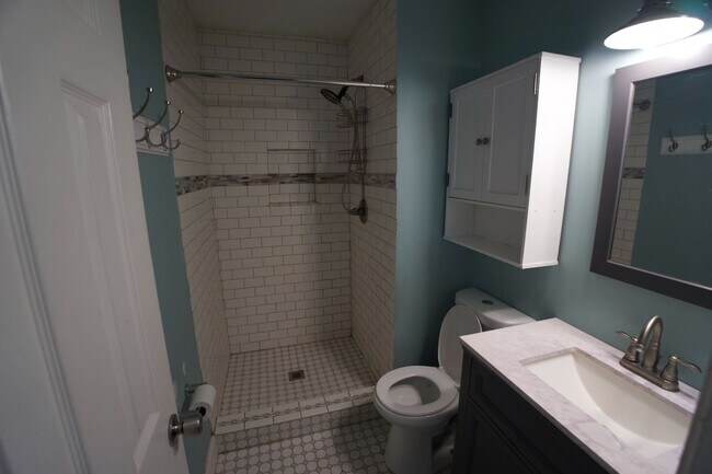 Building Photo - 200 N Willow Ln