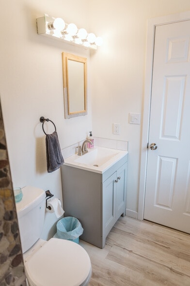 Master Bath - 37041 Rafie St