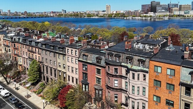 Building Photo - 194 Beacon St