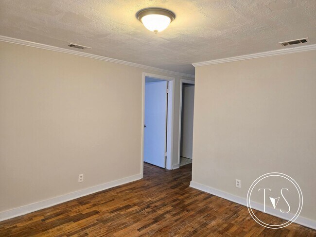 Building Photo - RATE DROP ALERT (was $1600/month)!