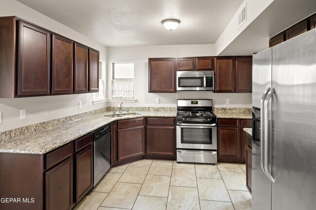 Building Photo - 14432 Russell Borea