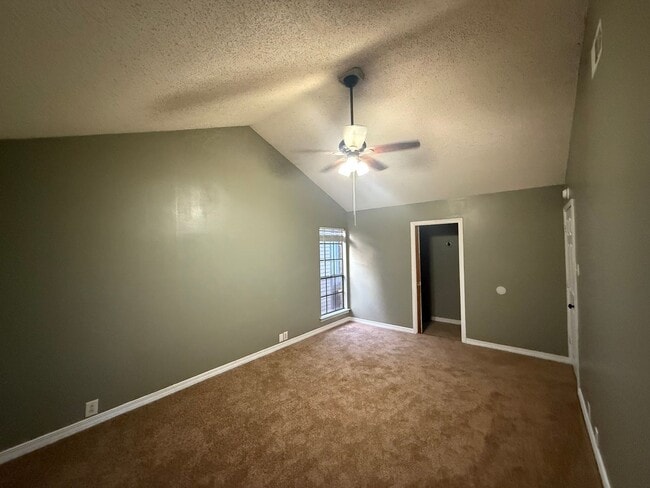 Building Photo - 3BD 2BA FLAT UPSTAIRS WITH HUGE BALCONY