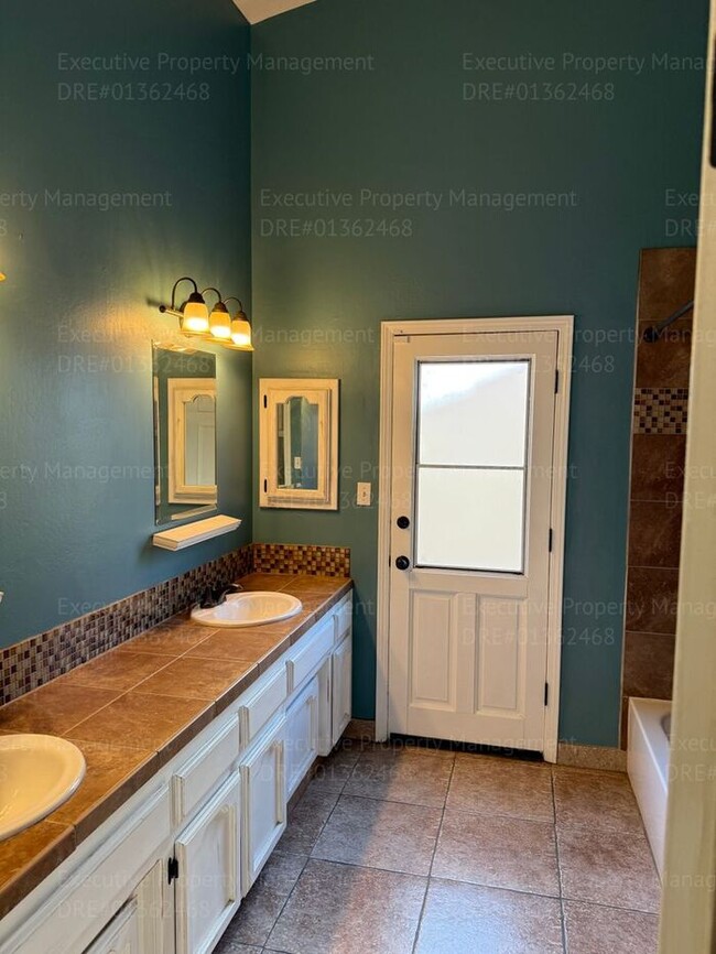 Building Photo - 3 bedroom/ 2 bathroom