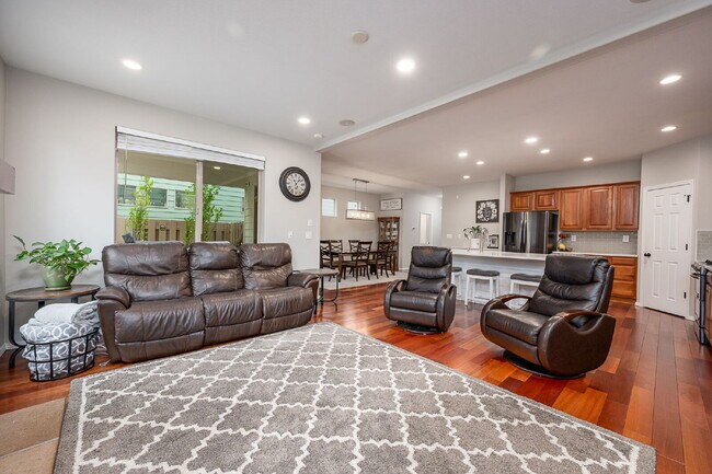 Building Photo - Spacious 4-bed Home with High Ceilings