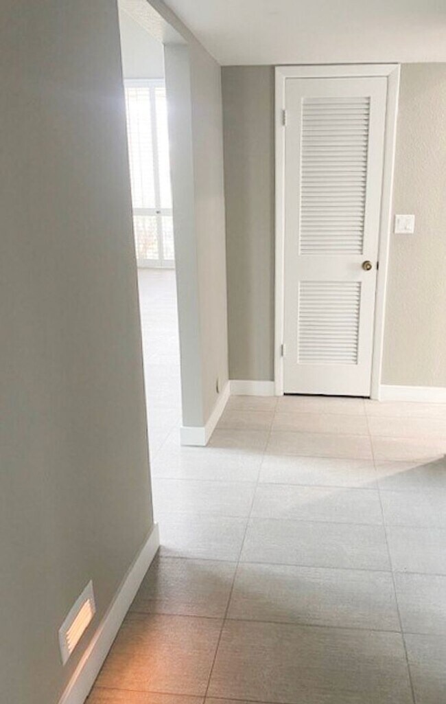 Building Photo - GREAT 3 Bedroom 2.5 Bath in Paradise Valley!