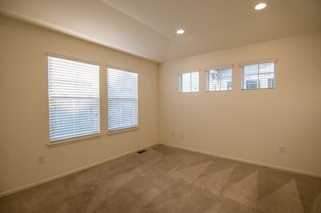 Building Photo - 2 Bedroom 2 1/2 Bath in Mosaic