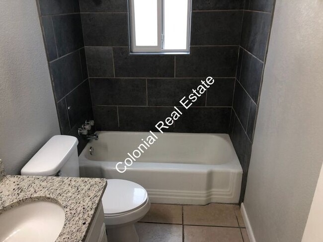Building Photo - Very nice 2 bedroom 1 bathroom apartment n...