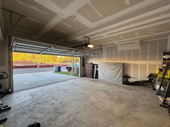 Building Photo - Modern 4 Bed 3.5 Bath Interior Townhome In Manassas City