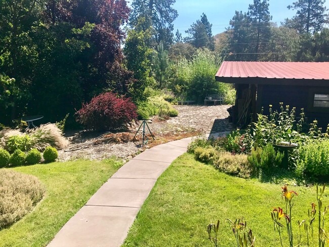 Building Photo - Country Home!