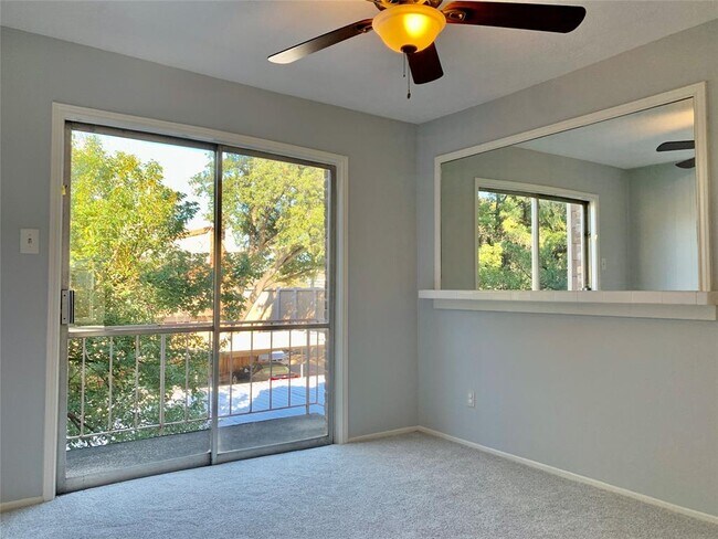 Building Photo - 374 N Post Oak Ln