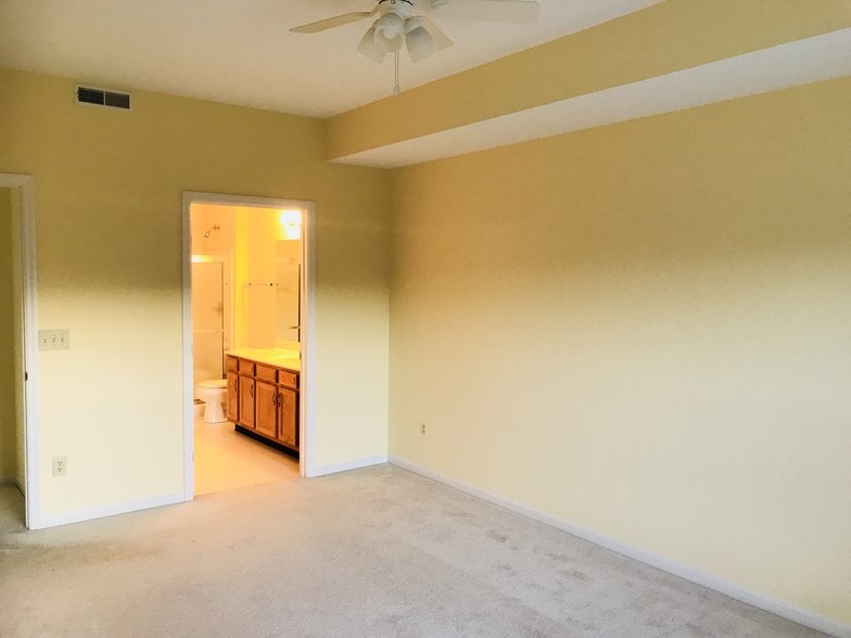 Building Photo - 4678 Court Yard Dr