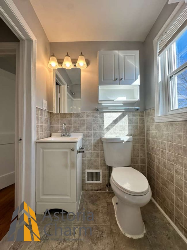 Building Photo - 3 Bedroom Home with Finished Basement, Parking, and Fenced Yard