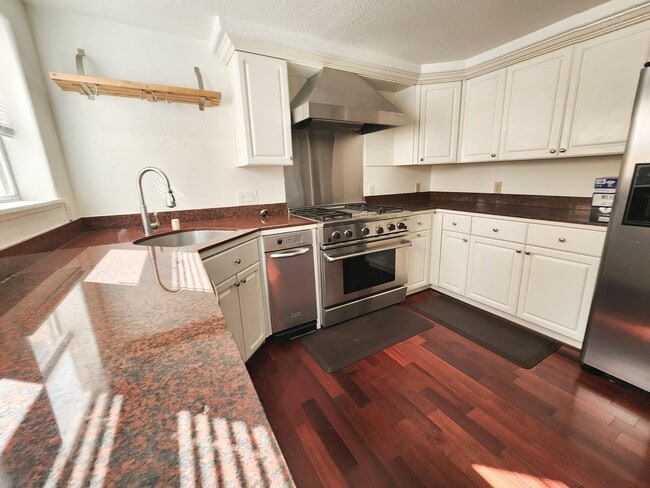 Building Photo - Spacious 3 bedroom condo