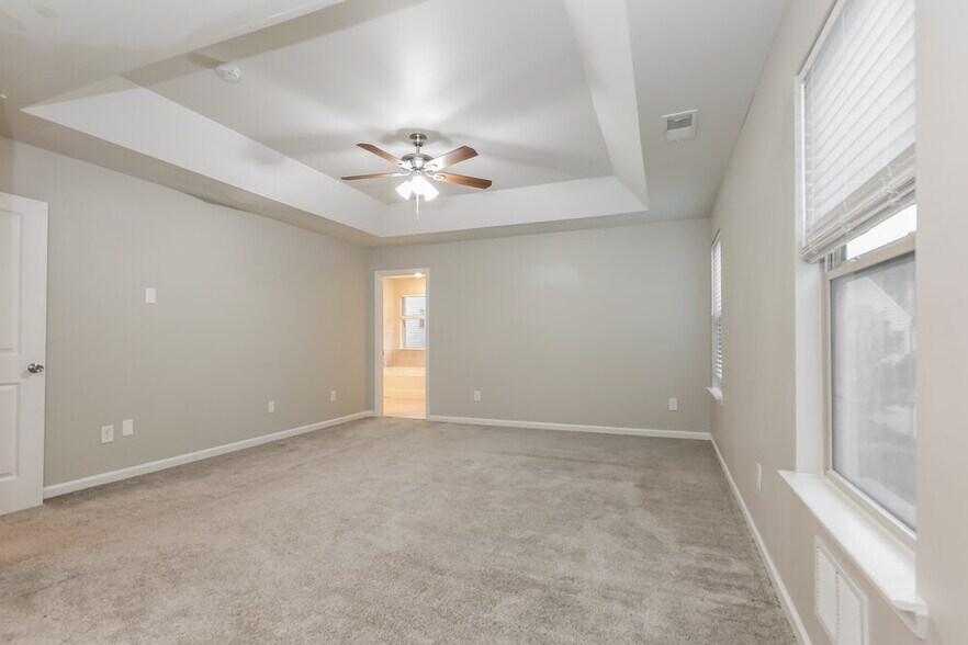 Building Photo - 3949 Lake Manor Way