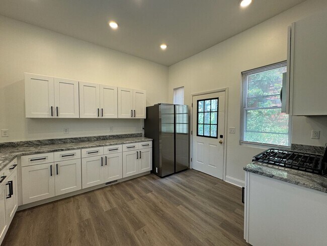 Building Photo - 7 Bed/3 Bath Mins. from UC Campus $750/pp ...
