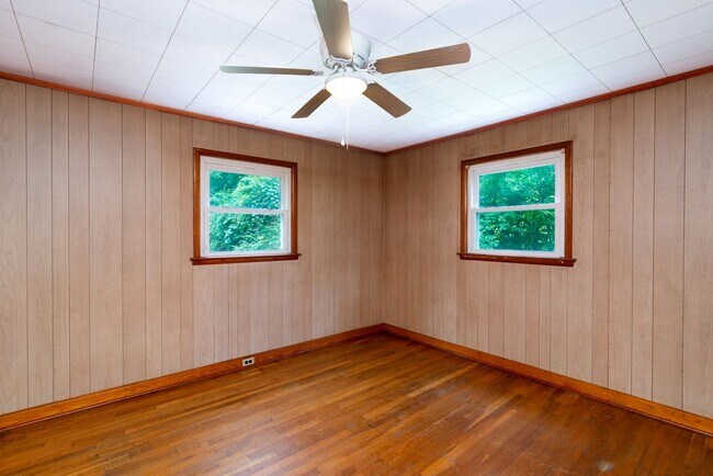 Building Photo - Great 2 Bedroom House in Dillsboro near the River $1400 available June 5th for year-long lease