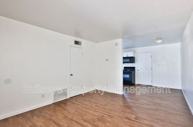 Building Photo - 825 E Alice Ave
