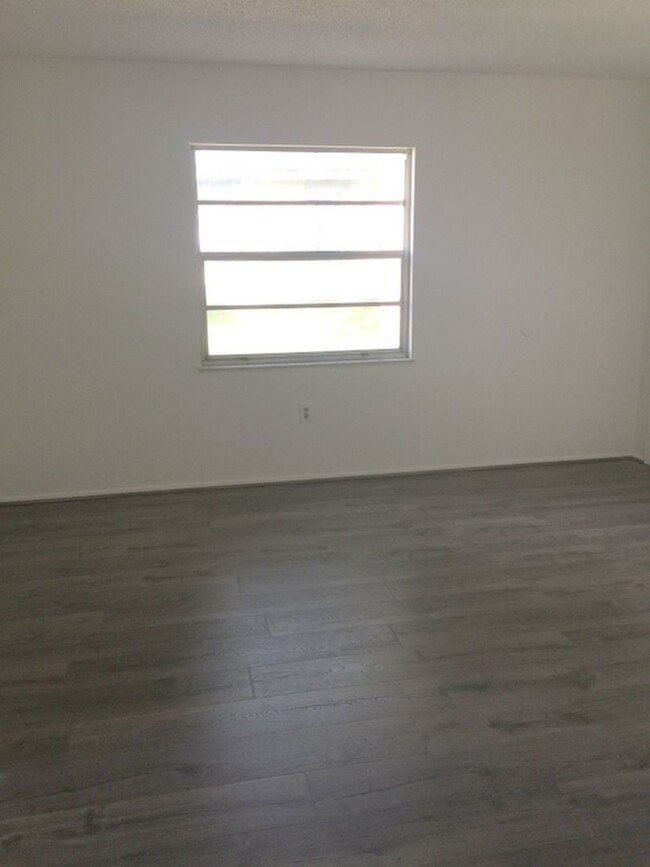 Building Photo - Two bedroom 1 bath duplex close to Downtow...