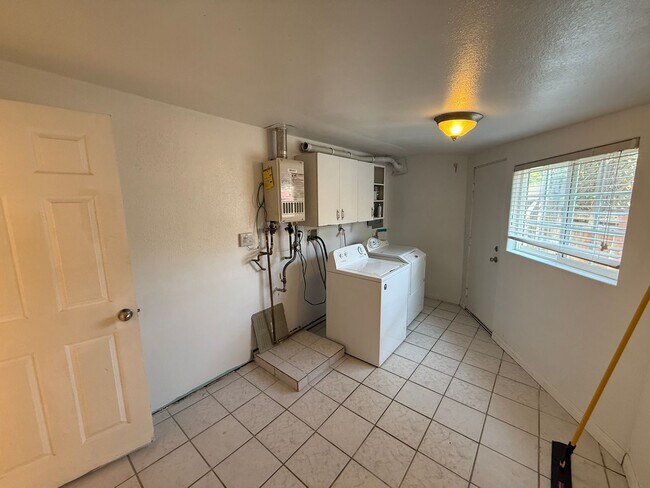 Building Photo - Huge 7 bed 3 bath house on Adobe  (Lease o...