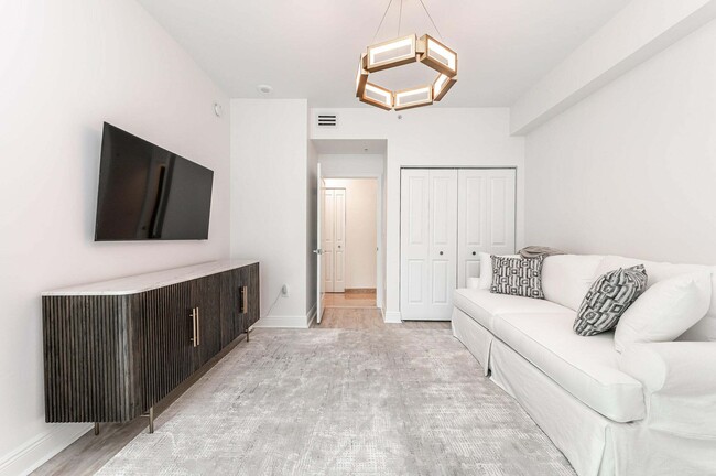 Building Photo - 347 N New River Dr E