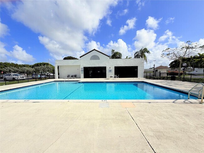Building Photo - 206 Lake Pointe Dr