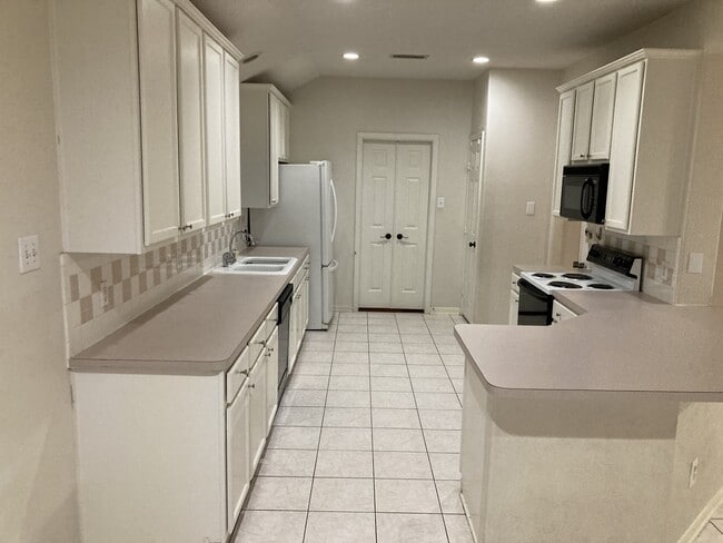Building Photo - 8634 Westcove Cir