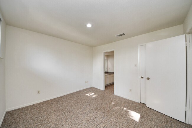 Building Photo - 1059 Country Pl Dr