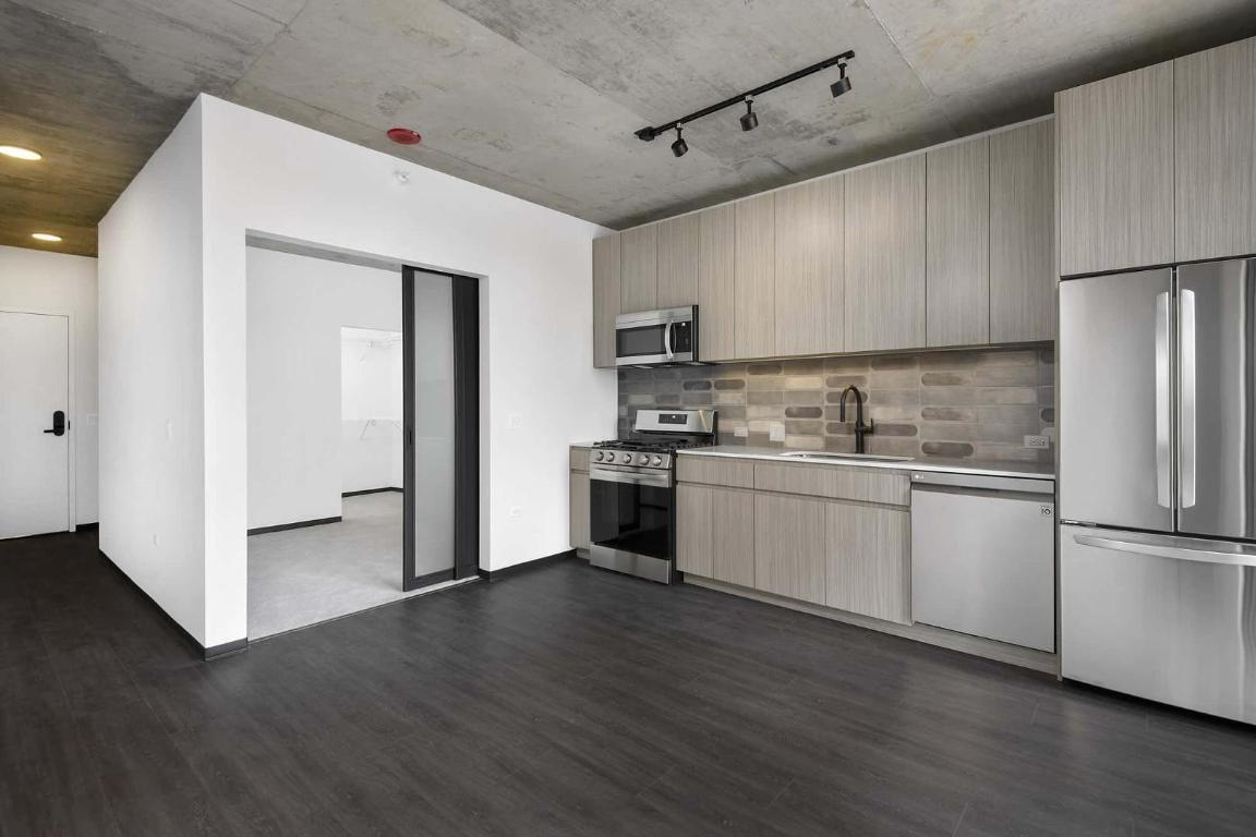 Building Photo - 600 W Chicago Ave