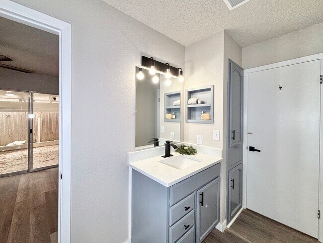 Building Photo - Windcrest Beauty for Rent!