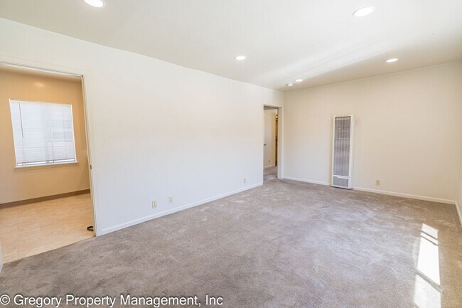 Building Photo - 1710 Benton St