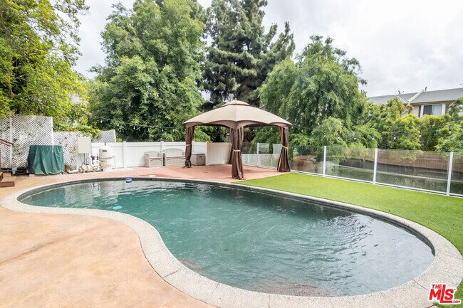 Building Photo - 5326 Leghorn Ave