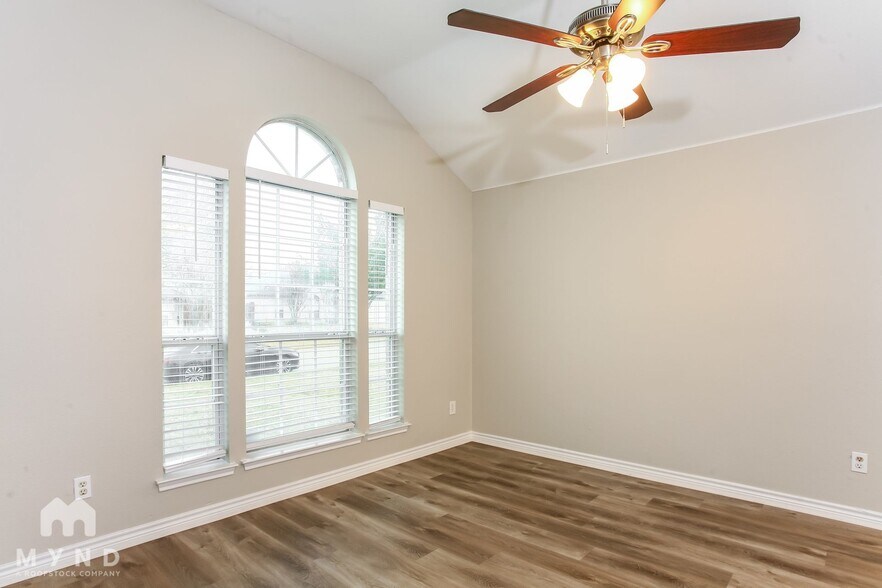 Building Photo - 421 Pin Oak Ln