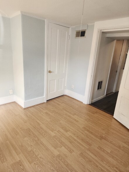 Building Photo - 18 Kenilworth St