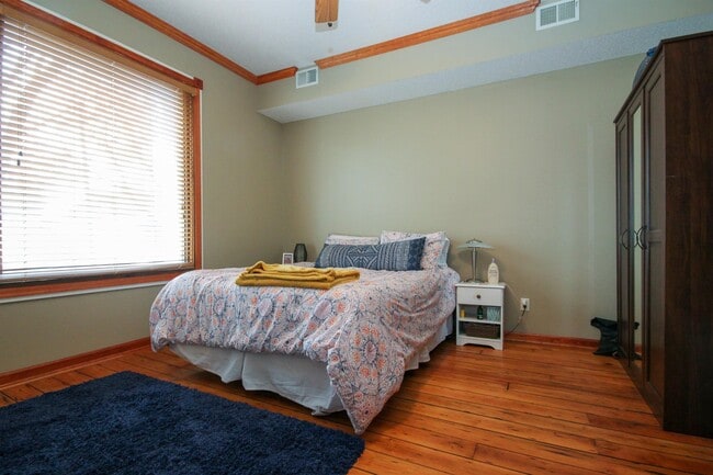 Building Photo - 1417 6th St NE