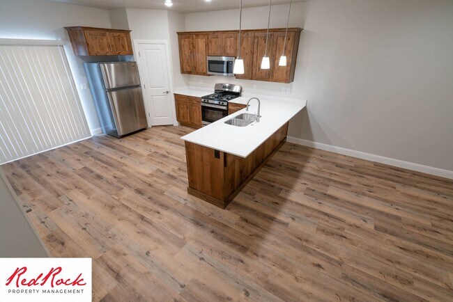Building Photo - Newer Townhome in Hurricane Heights