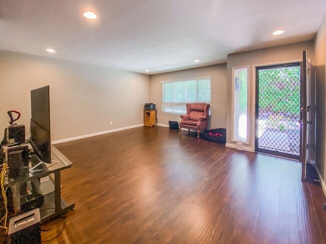 Building Photo - Two-Story 3 Bed, 2.5 Bath with Large Bonus...