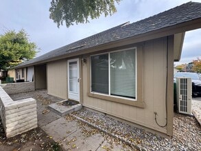 Building Photo - 2 bedroom 1.5 bathroom with large garage in Sparks. Washer and Dryer included!