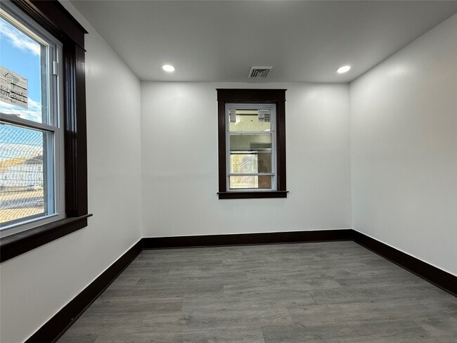 Building Photo - 1005 Pine St