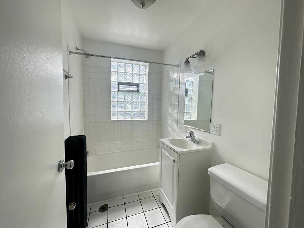 Building Photo - 4756 N Maplewood Ave