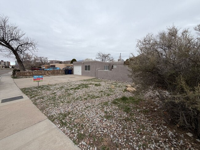 Building Photo - 3 Bedroom Single Story Home Available Near Constitution Ave NE & San Pedro Dr NE!