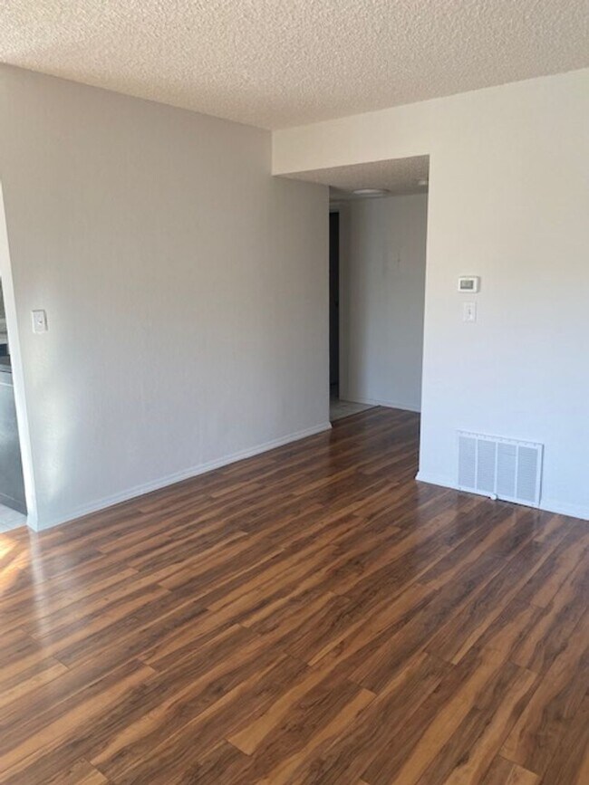 Building Photo - Cute 1 bdrm, 1 bath downstairs condo