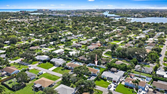 Building Photo - 8 Windsor Rd W