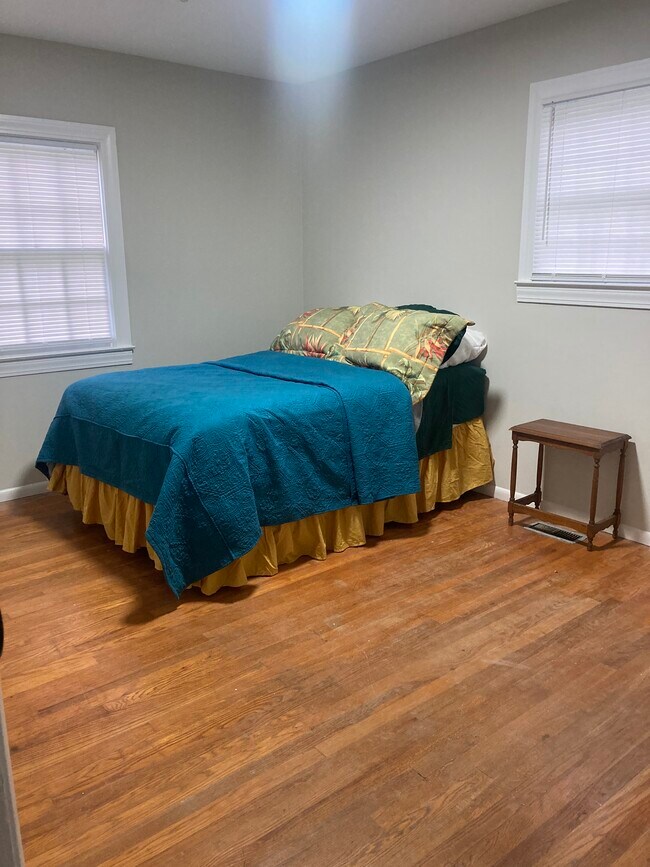 Building Photo - 210 Vista Dr