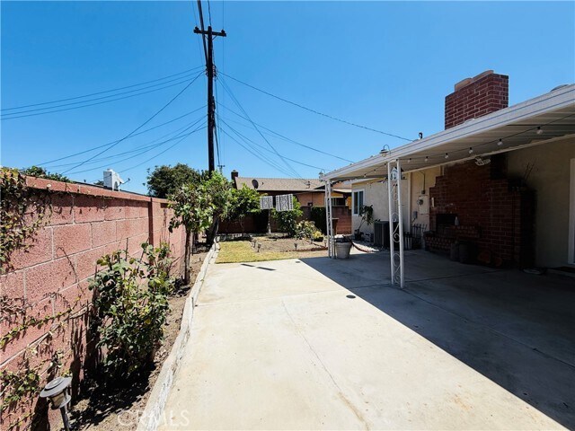 Building Photo - 1525 W Houston Ave