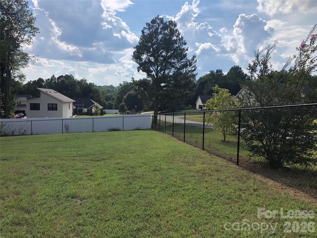 Building Photo - 5316 Oaktree Dr