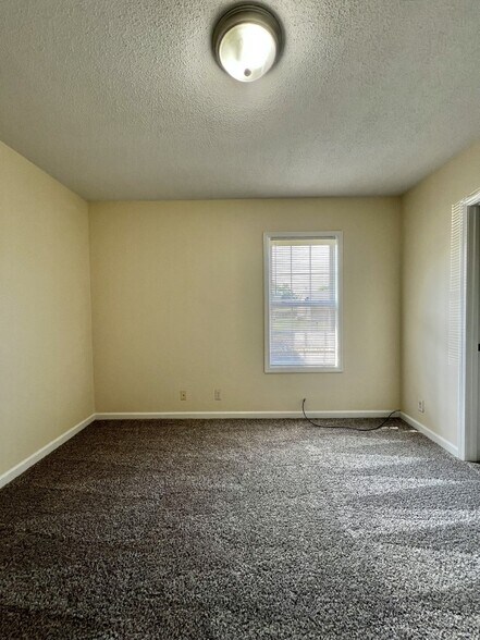 Building Photo - "Charming 2-Bedroom Retreat with 912 Sq Ft of Cozy Living in Oak Grove!"