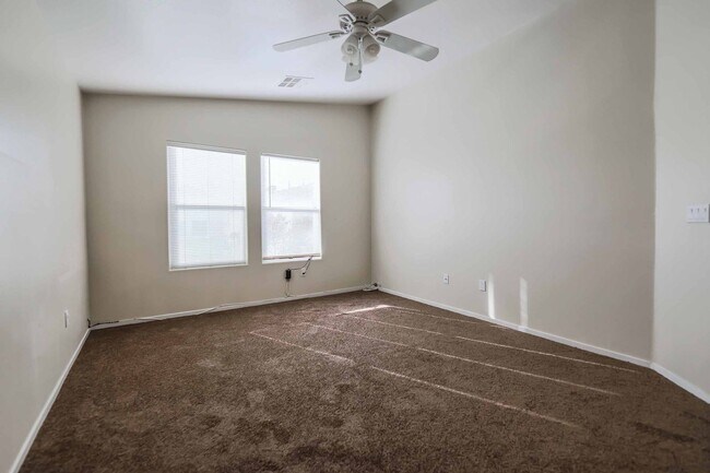 Building Photo - 2 BEDROOM TOWNHOUSE WITH GARAGE!