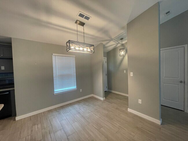 Building Photo - 419 Primrose Cir